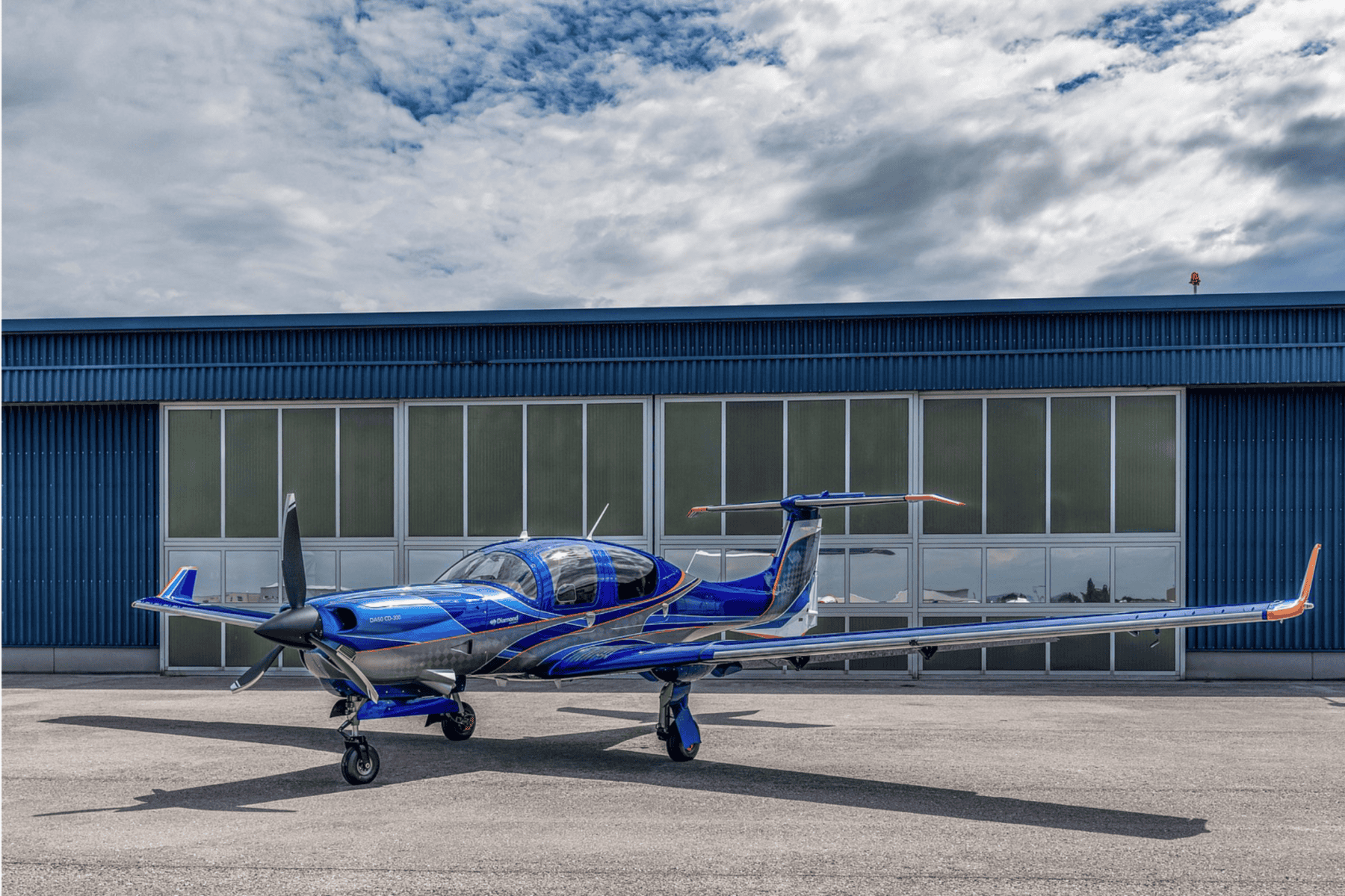 4 diamond da50 rg airport 1200x800 aviation unlimited